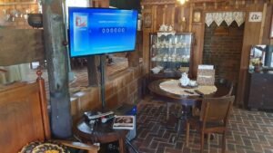 Videokê instalado em bar na região de Porto Alegre